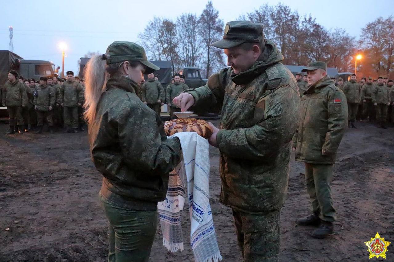 Хліб і сіль. Як у Білорусі зустрічають російських військових