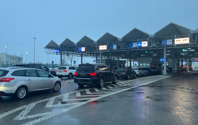 Масовий виїзд українців за кордон: в Держприкордонслужбі спростували твердження