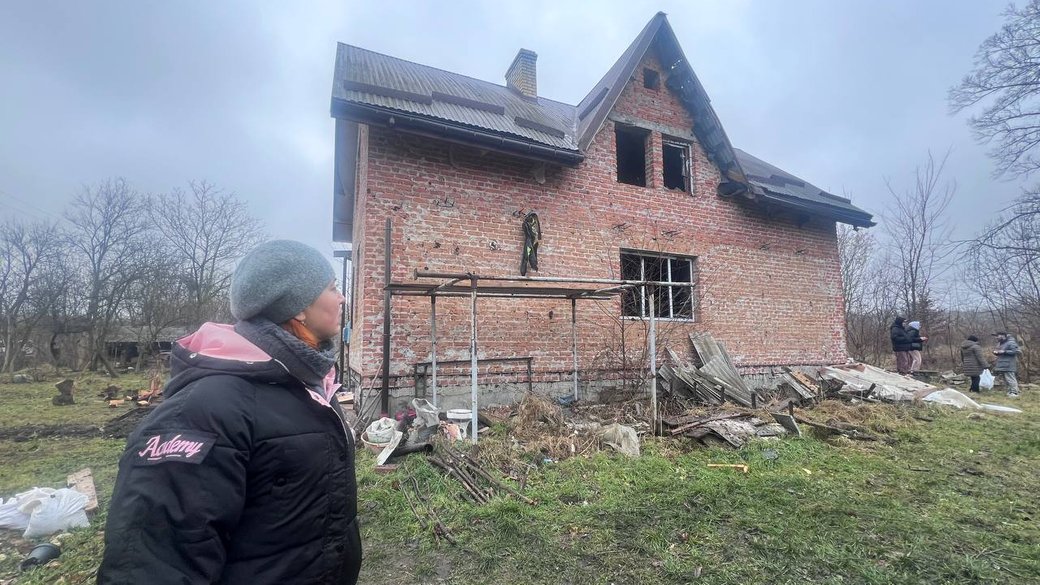 «Мам говоріть зі мною, бо летить просто на мене»: власниця пошкодженого будинку на Львівщині розповіла про наслідки атаки