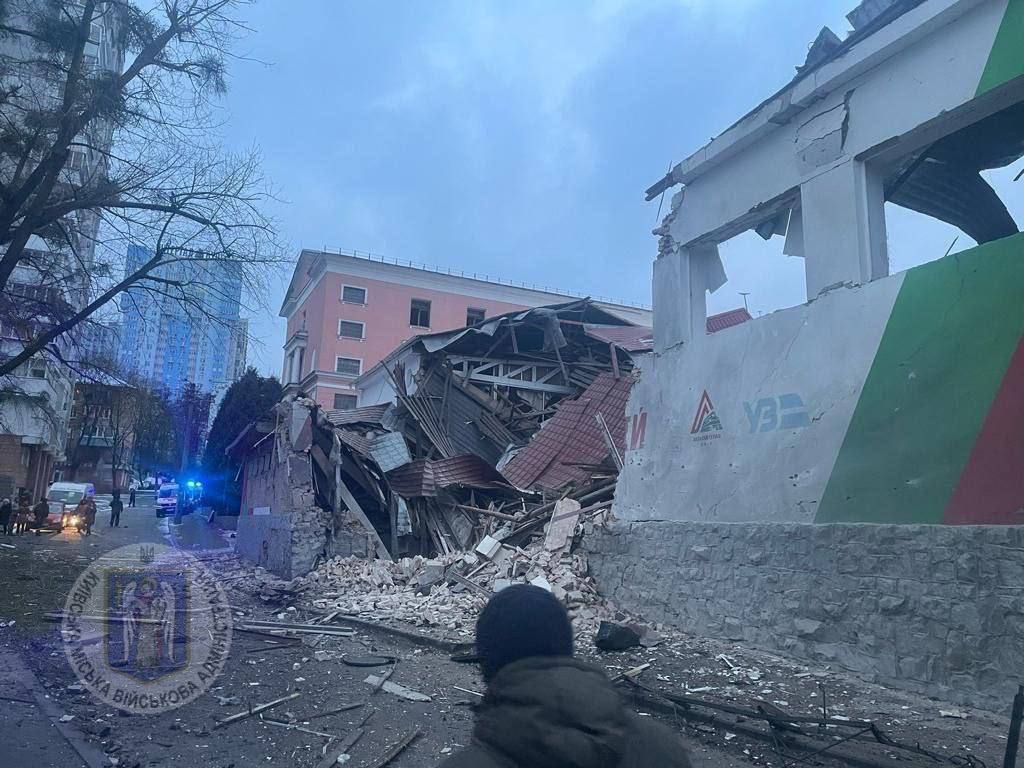 У Києві та області працює ППО. У Святошинському районі палають автівки
