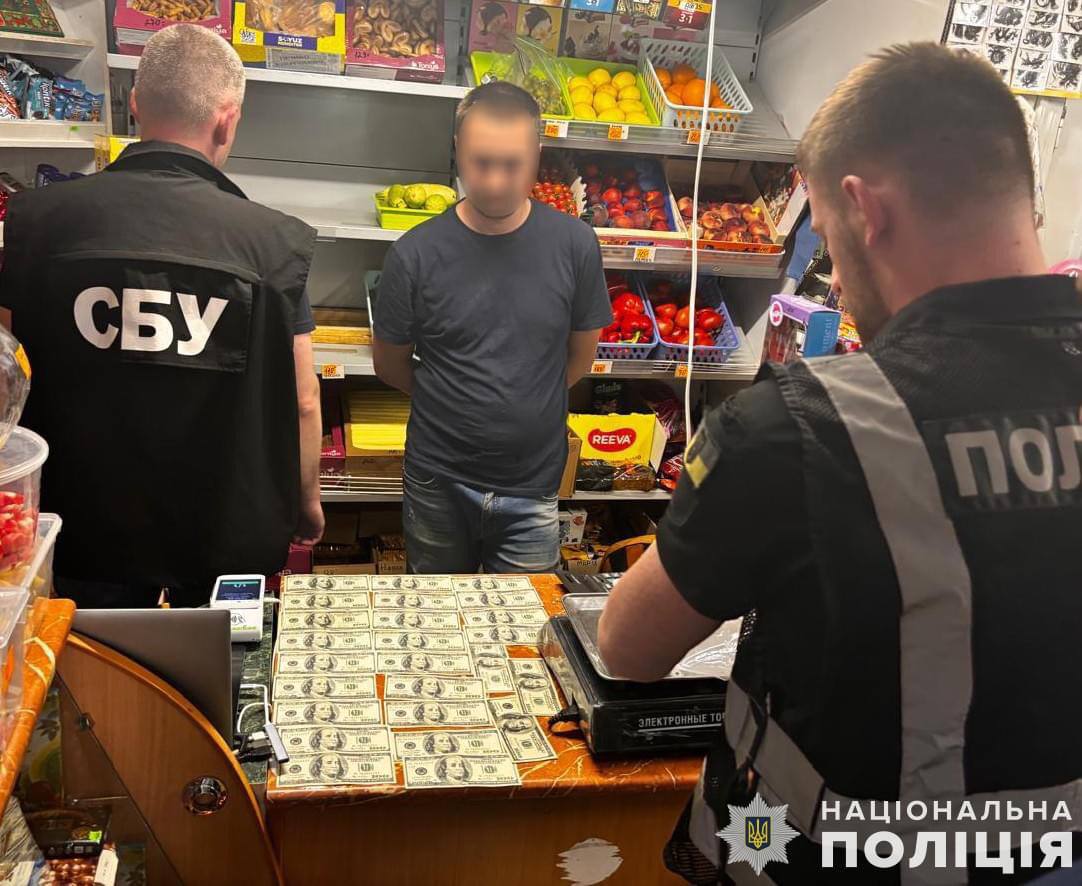 Оновлював дані військовозобов’язаним у ТЦК за 4 тисячі доларів: чоловіка затримали