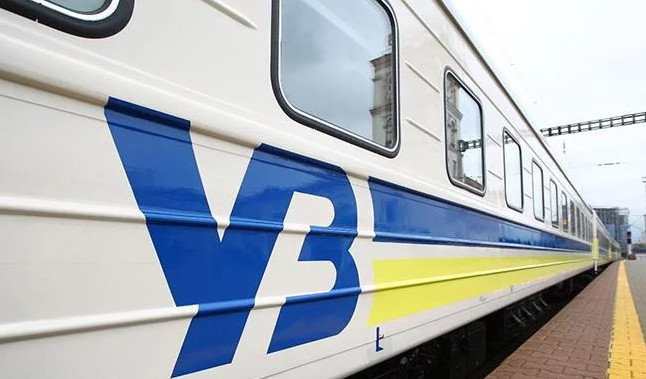 Укрзалізниця призначила сім евакуаційних потягів на Великдень