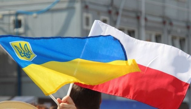 У Польщі четверо чоловіків побили українця, бо не зміг співати польські пісні