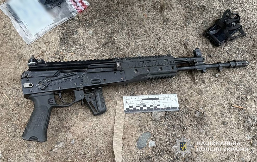 Ховав автомат Калашникова в селі: на Львівщині затримали 31-річного чоловіка (фото)