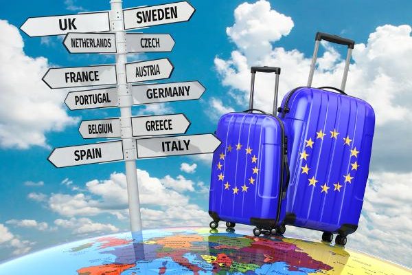 ЄС скасує обмеження на поїздки. Як українці тепер подорожуватимуть