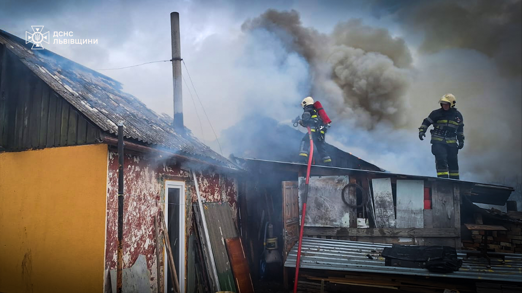 Пожежа на Львівщині ледь не знищила будівлі та техніку