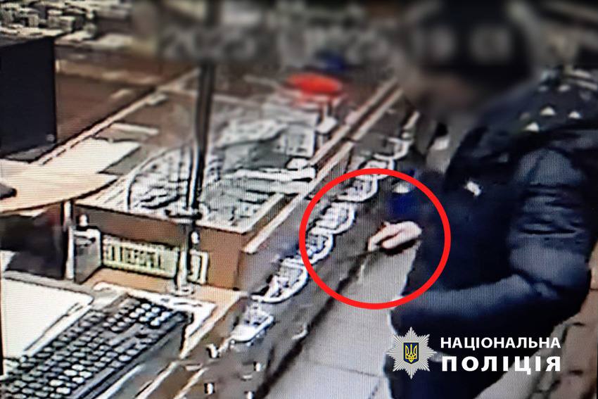 У Києві чоловік з ножем напав на аптеку (фото)