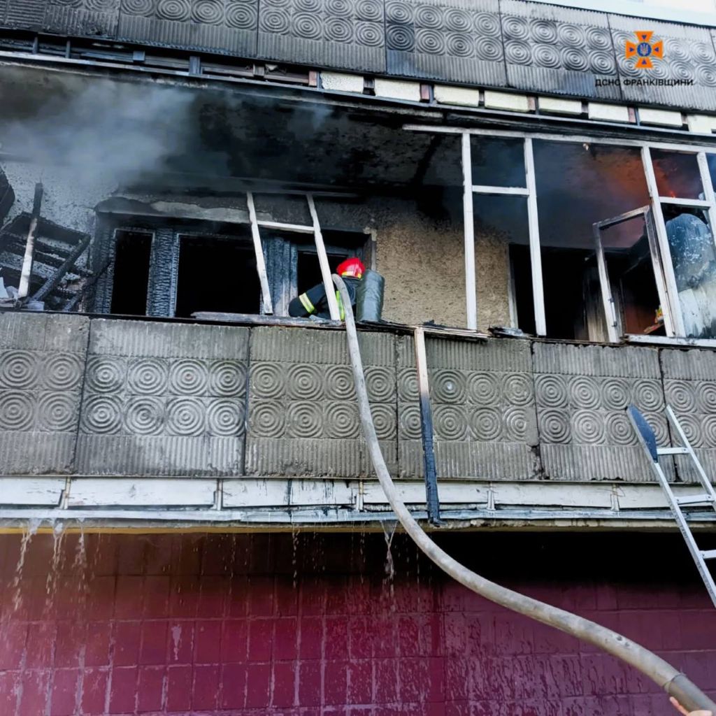 В Івано-Франківську вранці горіла квартира: рятувальники показали фото з пожежі
