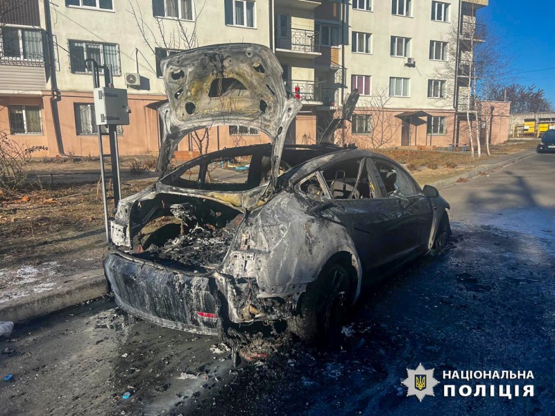 У Києві чоловік посварився з другом і спалив йому Теслу