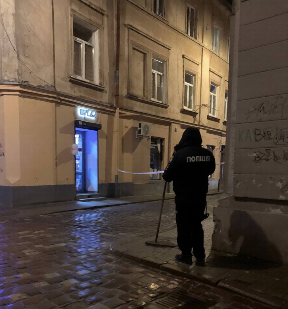 У центрі Львова поліція терміново перекрила вулицю: що там відбувається (фото)