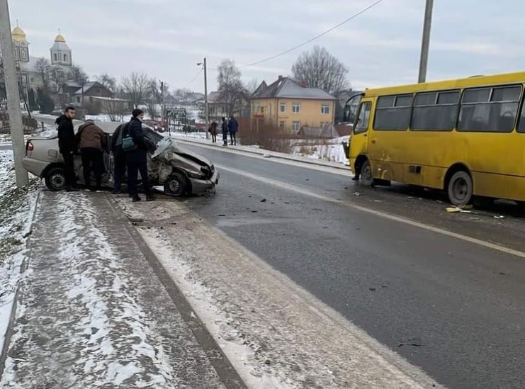 Через ожеледицю на Львівщині зіткнулися автобус з пасажирами й "Део Ланос". Є потерпілі
