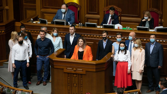 Вихід десяти депутатів з фракції "Голос". Керівництво партії розгублене