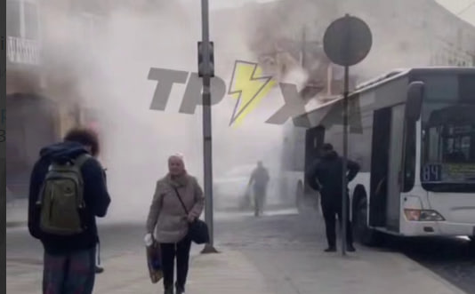 У центрі Львова задимілася маршрутка: пасажирів евакуювали (відео)