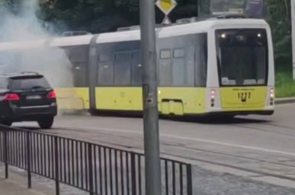 У Львові димить та іскрить трамвай: що відомо (відео)