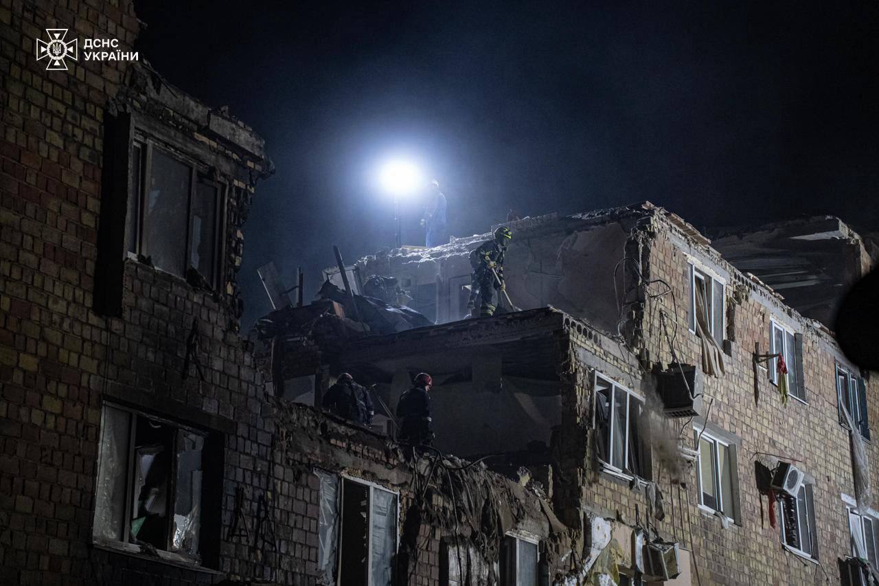 Кількість загиблих у Києві зросла до 23 осіб: з'явилися нові фото з місця удару по столиці