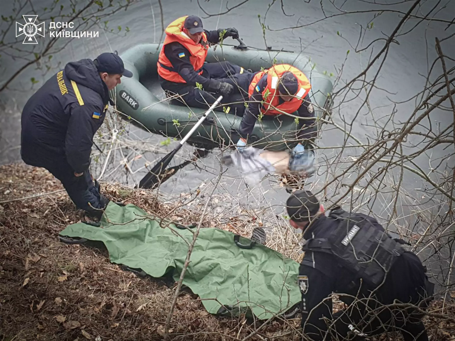 На Київщині знайшли мертвою молоду жінку: фото з місця трагедії