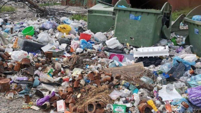 Маріуполь потопає у смітті: на вулицях близько 9 тонн відходів
