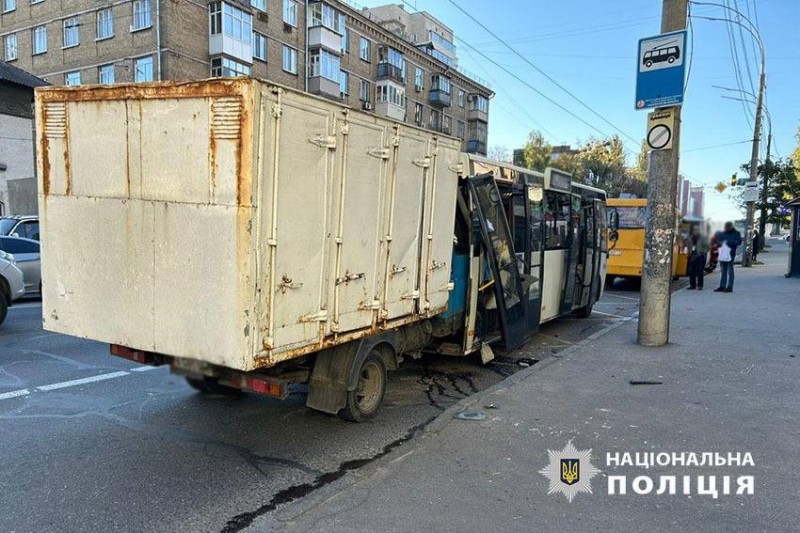 Жінку затиснуло на пасажирському сидінні маршрутки: нові деталі ДТП у Києві
