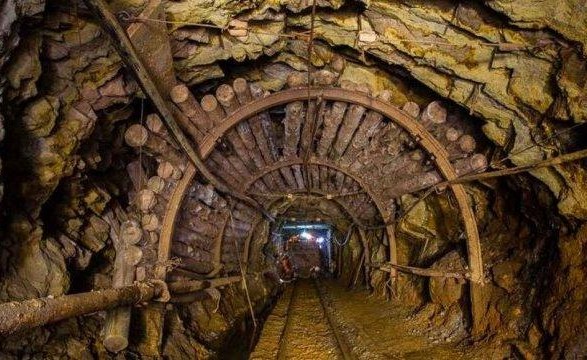 У шахті на Донеччині стався вибух. Травмовано 10 гірників, один з яких помер