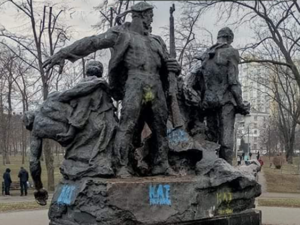 У Києві невідомі розмалювали пам’ятник екіпажу поїзда «Таращанець»