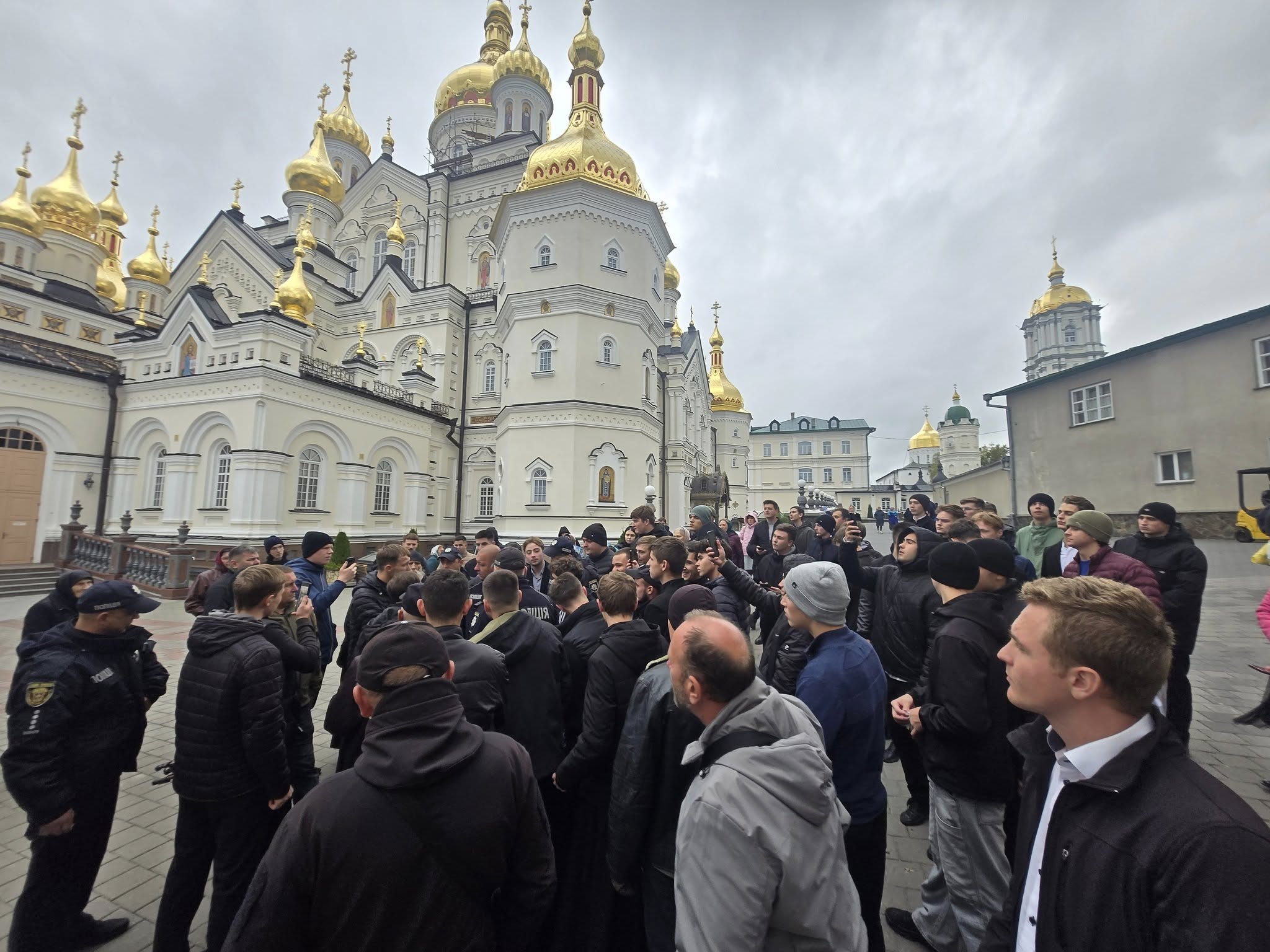 Кропили поліцію водою та вигукували прокльони: У Почаївській лаврі відбулися провокації