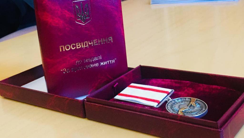«За врятоване життя». Президент нагородив медиків 103-ї бригади ТрО