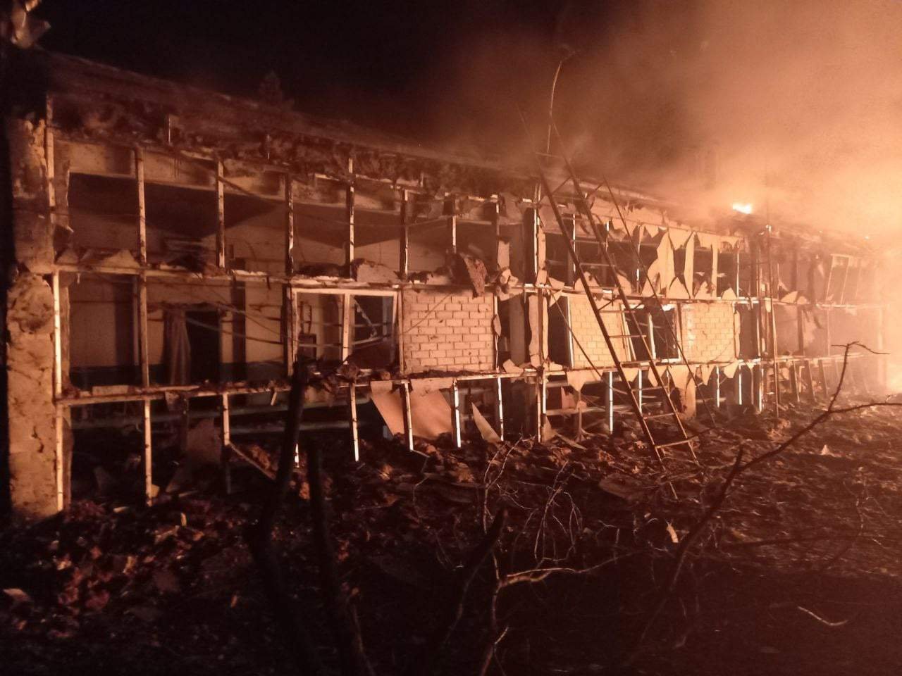 На Сумщині спалахнула велика пожежа, яку неможливо погасити