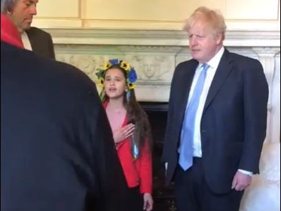 Прем'єр Британії опублікував відео, як вимушена переселенка виконує гімн України