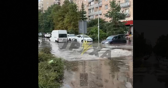 Київ затопило: в центрі столиці за короткий час випала півмісячна норма опадів (ВІДЕО)