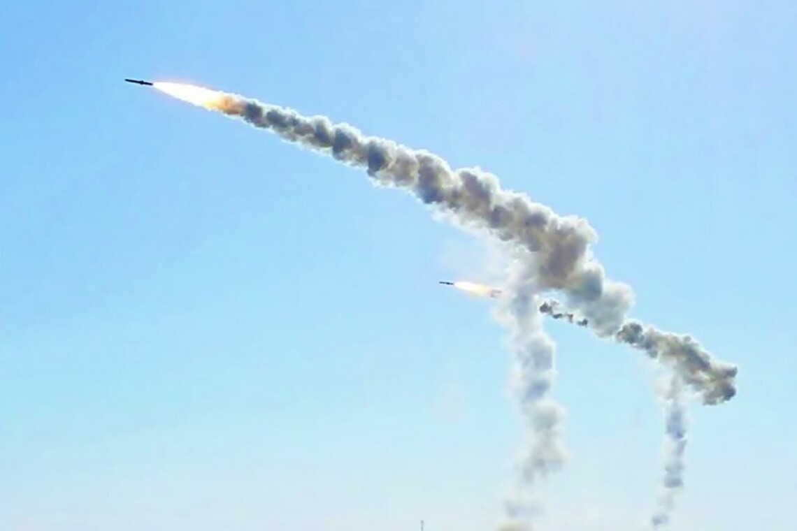 В одному із районів Києва впали уламки збитої російської ракети, є пошкодження