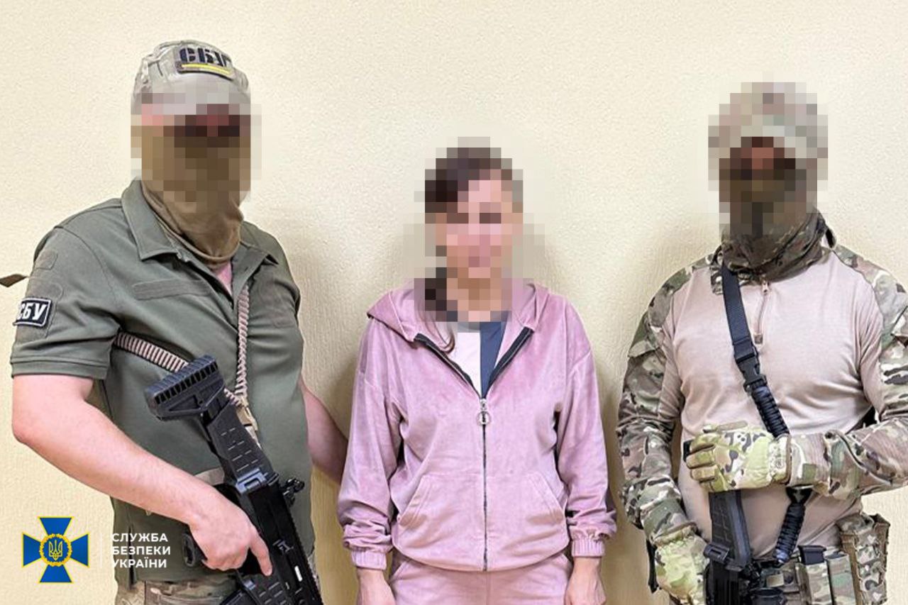 Здавала позиції ЗСУ під Покровськом, і хотіла виїхати з країни як переселенка: СБУ затримала завербовану агентку ФСБ
