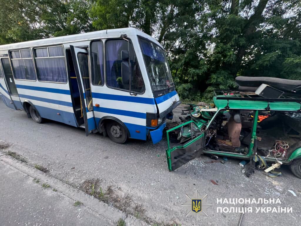 Дитина загинула на місці, ще 9 людей у лікарні: деталі страшної ДТП з автобусом у Броварах
