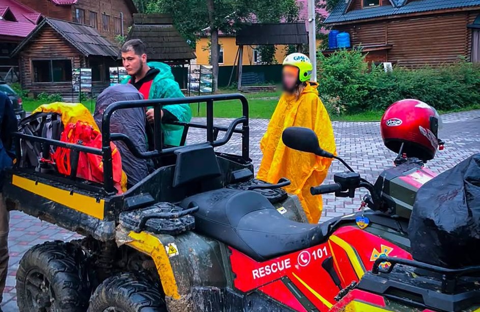 Дощ та висока температура: у Карпатах біля Петроса рятували 18-річну львів'янку