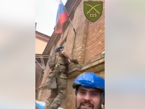 Дарʼїно, що на Курщині: українські бійці зняли російський прапор з адмінбудівлі