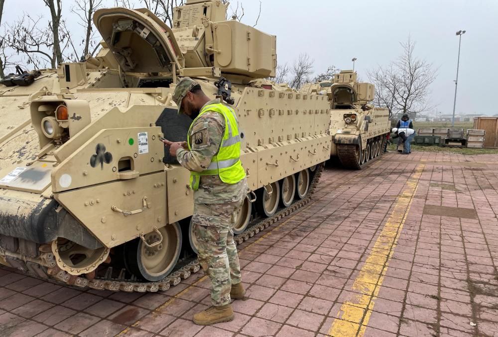 Перша партія "Бредлі" вже в Європі. Далі - шлях в Україну