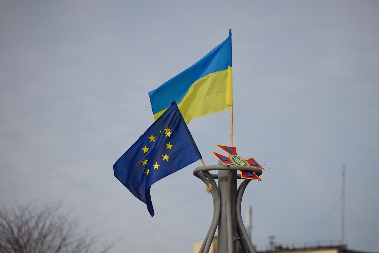 Офіційна церемонія під звуки вибухів. У Херсоні підняли прапор України