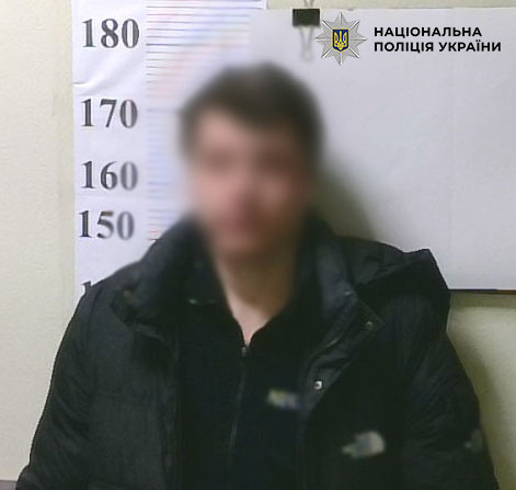 У Києві біля метро п’яний чоловік порізав обличчя підлітку