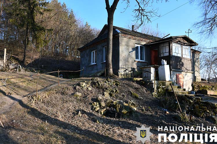 На Тернопільщині онук до смерті побив бабусю: фото з місця злочину