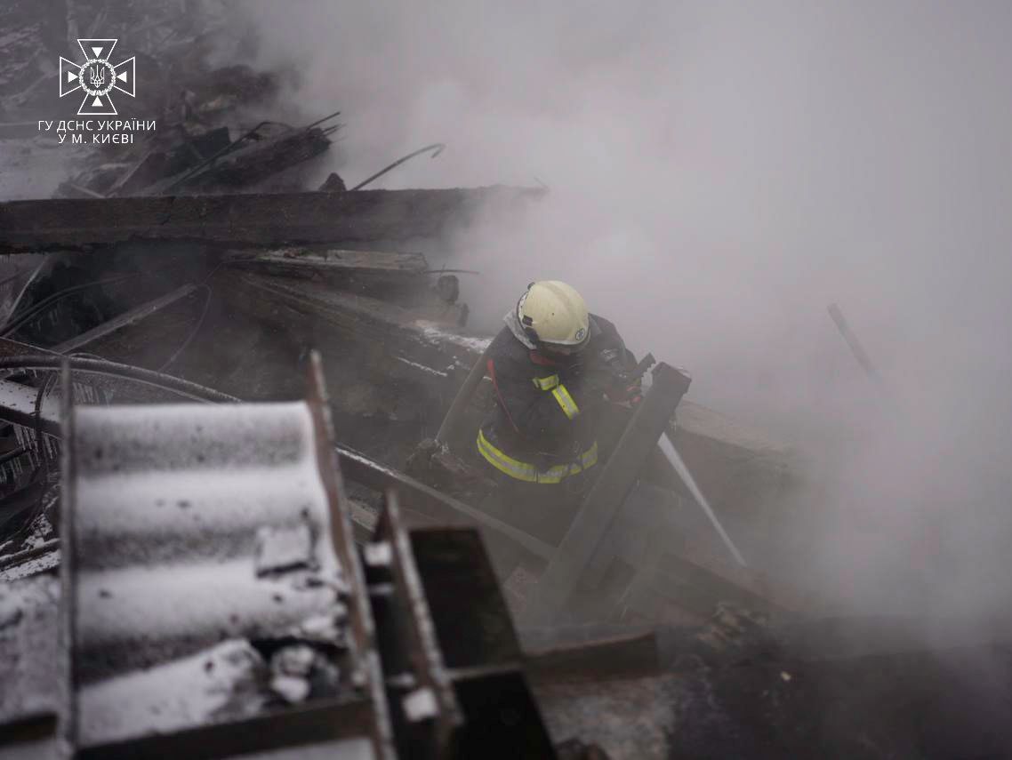 Ракетна атака 2 січня: у Подільському районі Києва ліквідували пожежу на складах