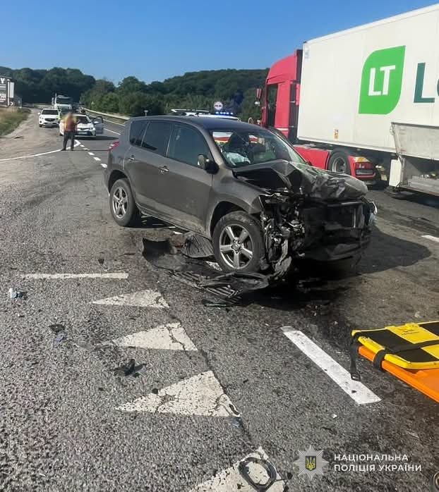 Стали відомі нові деталі сильної автотрощі біля Львова: фоторепортаж