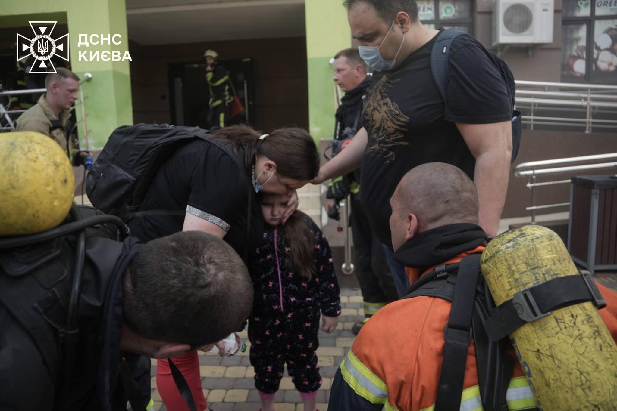 У Києві спалахнула багатоповерхівка. Врятовано трьох дітей