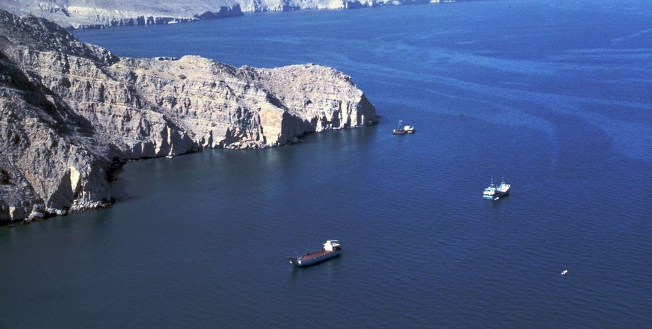 Україна повернула чотирьох моряків із судна, затриманого Іраном в Ормузькій протоці