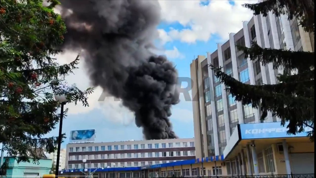 Палає оборонний завод на Росії (відео)