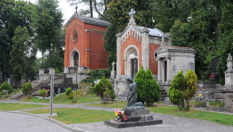 Личаківський цвинтар у Львові кілька днів оброблятимуть від кліщів