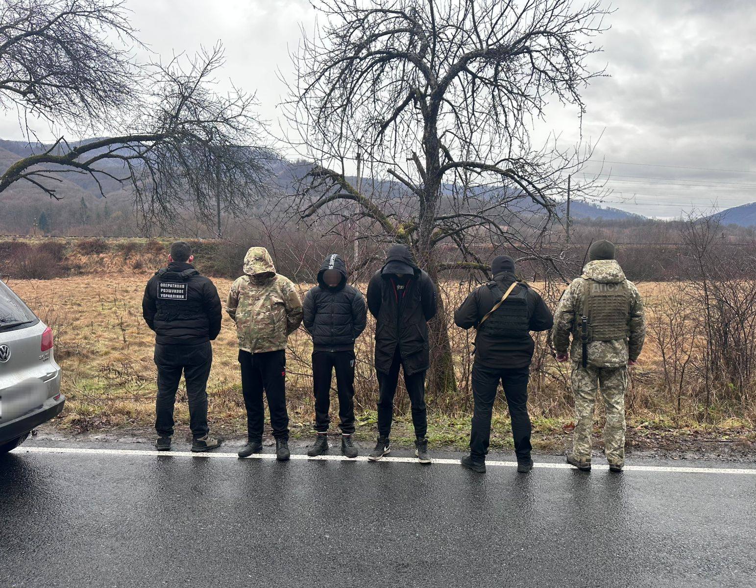 Ховалися серед траурного кортежу: на Закарпатті спіймали ухилянтів (фото)