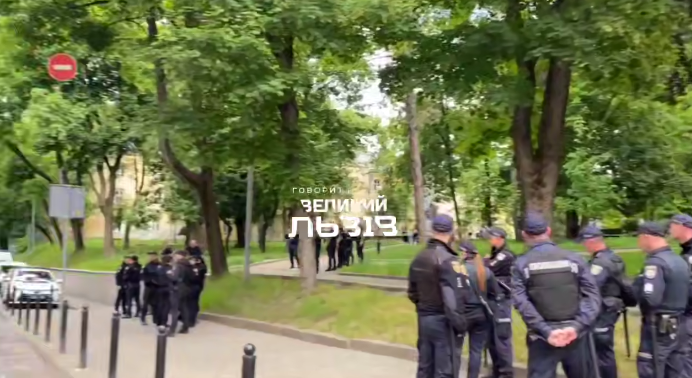 У Львові таки проходить акція за права ЛГБТК-спільноти: на місці багато поліції (відео)