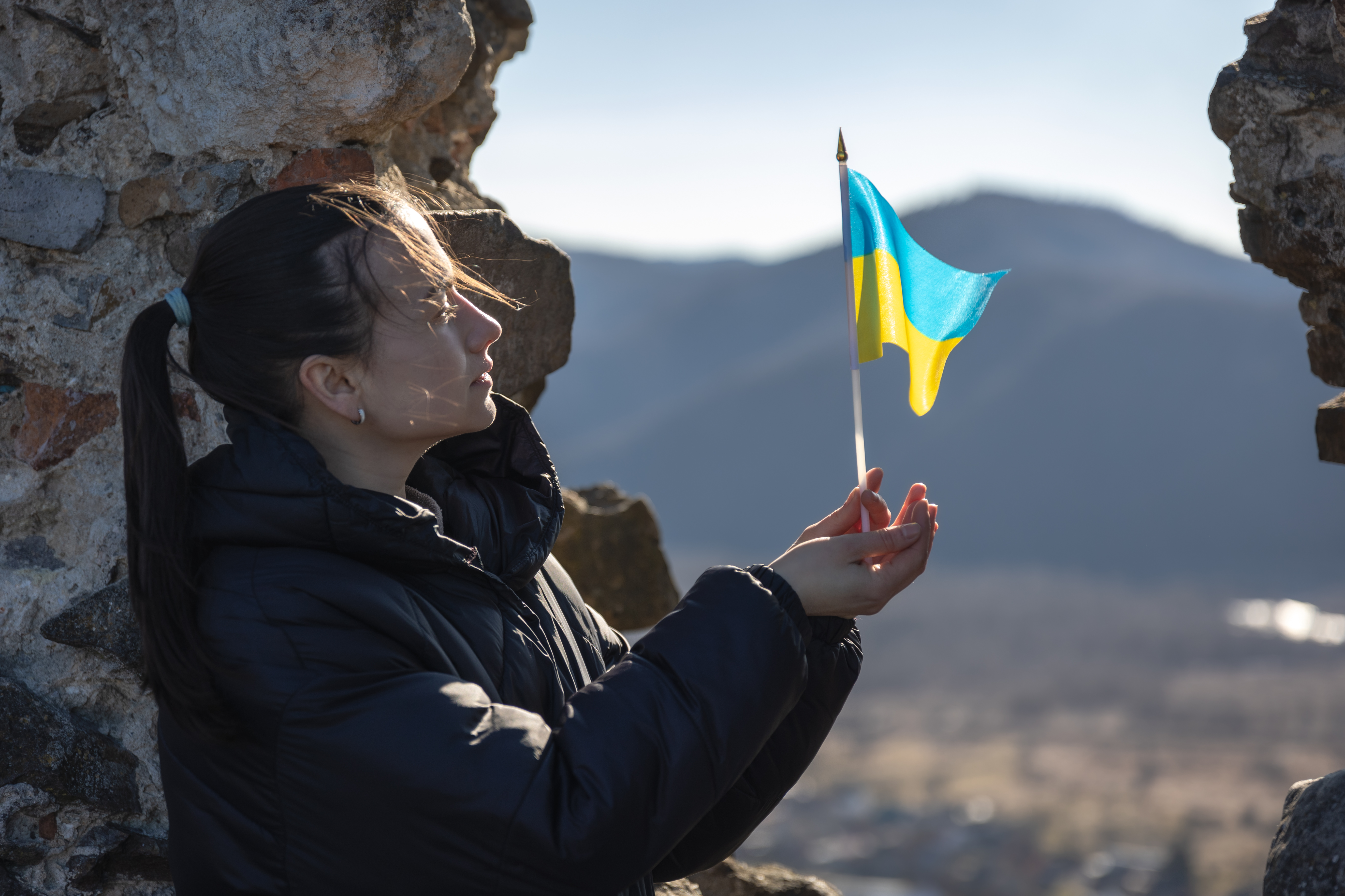 Прославляти Героїв - це терапія. Психолог про колективну травму війни і техніки "зцілення"