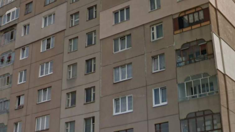 У Львові з багатоповерхівки впала дитина