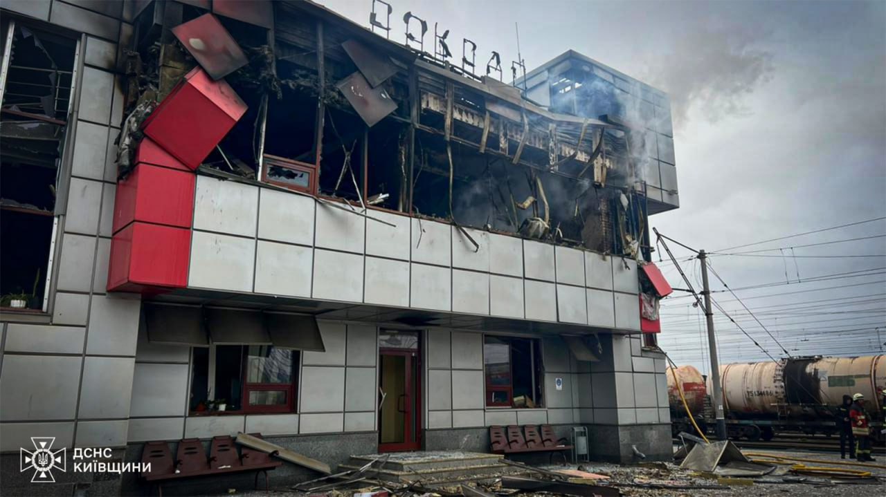 Вночі РФ вдарила по залізничній станції у Фастові на Київщині: виникли пожежі та руйнування (фото)