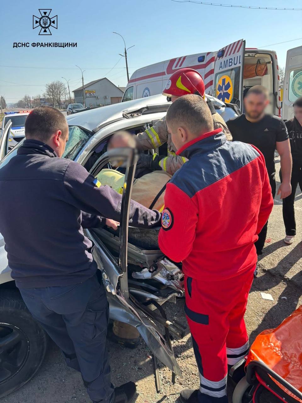 На Прикарпатті водія легковика вирізали після зіткнення з вантажівкою
